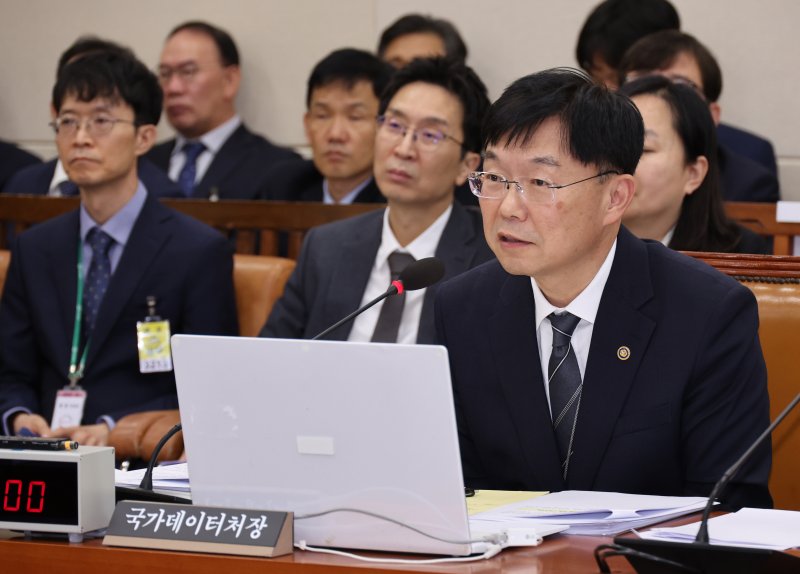[서울=뉴시스] 김금보 기자 = 사진은 안형준 국가데이터처장이 지난 10월 20일 서울 여의도 국회에서 열린 기획재정위원회 국정감사에서 질의에 답하고 있는 모습. 2025.10.21. kgb@newsis.com