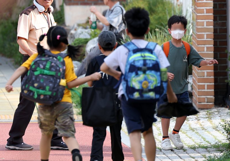 [서울=뉴시스] 김명년 기자 = 지난해 8월 20일 오전 서울시내 한 초등학교에서 마스크를 쓴 아이가 등교하고 있다. (사진은 기사와 직접 관련 없습니다) 2024.08.20. kmn@newsis.com