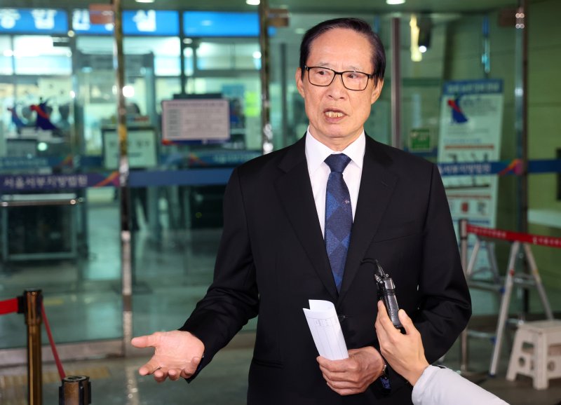 [서울=뉴시스] 조성우 기자 = 직권남용권리행사방해 혐의를 받는 송영무 전 국방부 장관이 27일 서울 마포구 서울서부지방법원에서 열린 항소심 선고기일에서 무죄를 선고받고 나와 발언하고 있다. 2025.11.27. xconfind@newsis.com