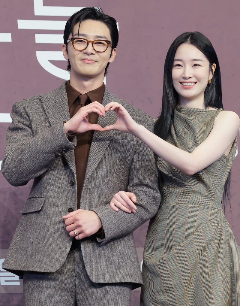 배우 박서준(왼쪽)과 원지안이 4일 오후 서울 구로구 더링크호텔에서 열린 JTBC 새 토일드라마 ‘경도를 기다리며’(극본 유영아/연출 임현욱) 제작발표회에 참석해 포즈를 취하고 있다. ‘경도를 기다리며’는 두 번의 연애를 하고 헤어진 이경도(박서준 분)와 서지우(원지안 분)가 불륜 스캔들 기사를 보도한 기자와 스캔들 주인공의 아내로 재회해 짠하고 찐하게 연애하는 로맨스 작품이다. 2025.12.4/뉴스1 ⓒ News1 권현진 기자