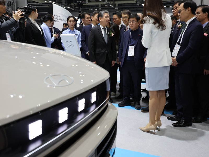 [고양=뉴시스] 전진환 기자 = 4일 경기도 고양시 킨텍스에서 열린 월드 하이드로젠 엑스포(WORLD HYDROGEN EXPO)에서 김성환(오른쪽 세번째) 기후에너지환경부장관이 장재훈(오른쪽 네번째) 현대자동차그룹 부회장으로부터 수소전기차 넥쏘의 설명을 듣고 있다. 2025.12.04. amin2@newsis.com