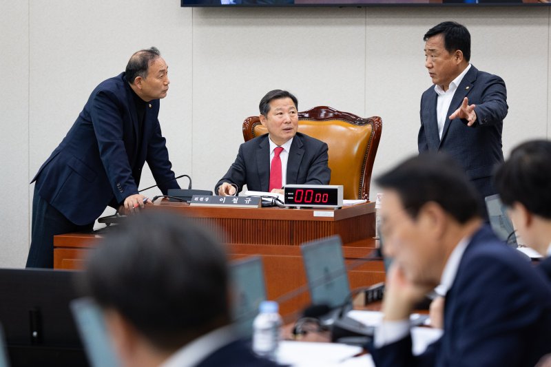 이철규 국회 산업통상자원중소벤처기업위원장(가운데)과 더불어민주당 김원이, 국민의힘 박성민 간사가 17일 서울 여의도 국회에서 열린 제429회 국회(정기회) 산업통상자원중소벤처기업위원회 제7차 전체회의에서 대화하고 있다. 2025.11.17/뉴스1 ⓒ News1 유승관 기자