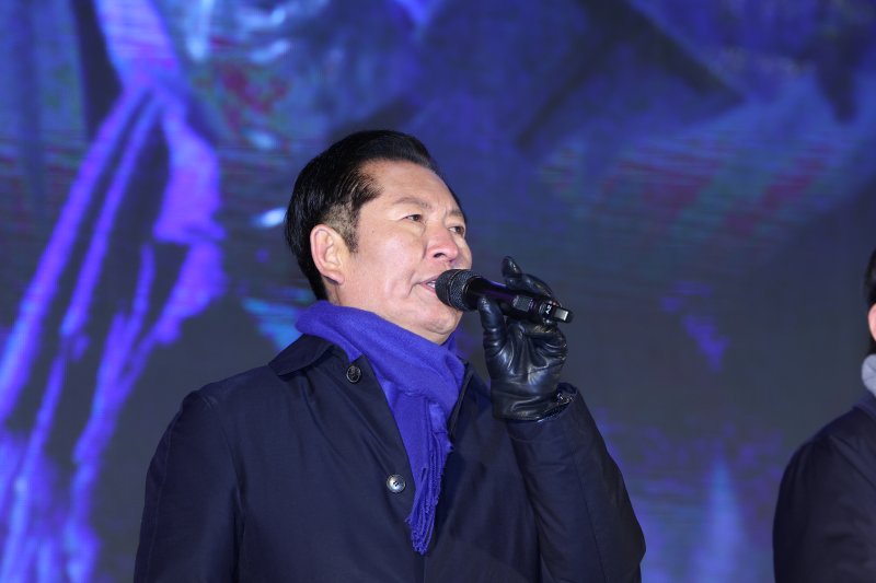 [서울=뉴시스] 황준선 기자 = 정청래 더불어민주당 대표가 12·3 비상계엄 사태 1년인 지난 3일 서울 여의도 국회 앞에서 열린 '12.3 내란외환 청산과 종식, 사회대개혁 시민대행진'에서 발언하고 있다. 2025.12.03. hwang@newsis.com