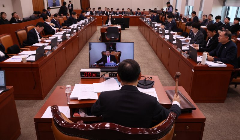 [서울=뉴시스] 김금보 기자 = 이철규 국회 산업통상자원중소벤처기업위원회 위원장이 지난달 21일 오전 서울 여의도 국회에서 열린 전체회의에서 의사봉을 두드리고 있다. 2025.11.21. kgb@newsis.com