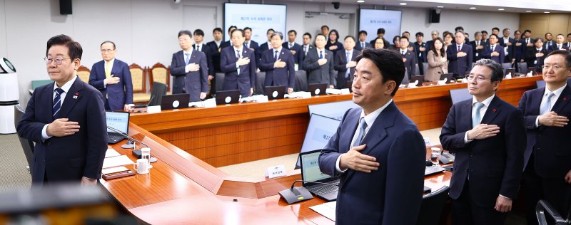 [서울=뉴시스] 고범준 기자 = 이재명 대통령이 4일 서울 용산 대통령실 청사에서 열린 수석보좌관회의에서 참석자들과 국민의례를 하고 있다. (대통령실통신사진기자단) 2025.12.04. bjko@newsis.com