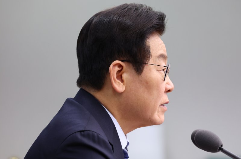 [서울=뉴시스] 고범준 기자 = 이재명 대통령이 4일 서울 용산 대통령실 청사에서 열린 수석보좌관회의에서 발언하고 있다. (대통령실통신사진기자단) 2025.12.04. bjko@newsis.com