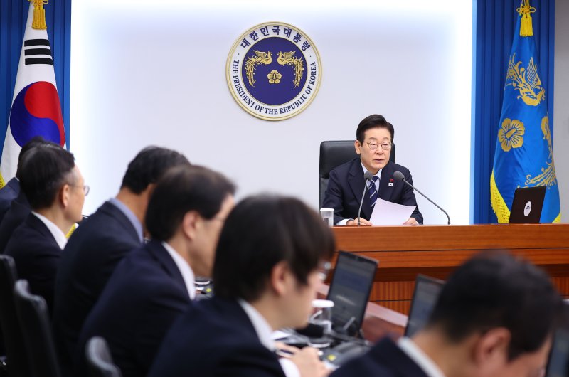 [서울=뉴시스] 고범준 기자 = 이재명 대통령이 4일 서울 용산 대통령실 청사에서 열린 수석보좌관회의에서 발언하고 있다. (대통령실통신사진기자단) 2025.12.04. bjko@newsis.com