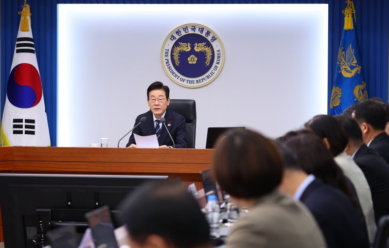 [서울=뉴시스] 고범준 기자 = 이재명 대통령이 4일 서울 용산 대통령실 청사에서 열린 수석보좌관회의에서 발언하고 있다. (대통령실통신사진기자단) 2025.12.04. bjko@newsis.com