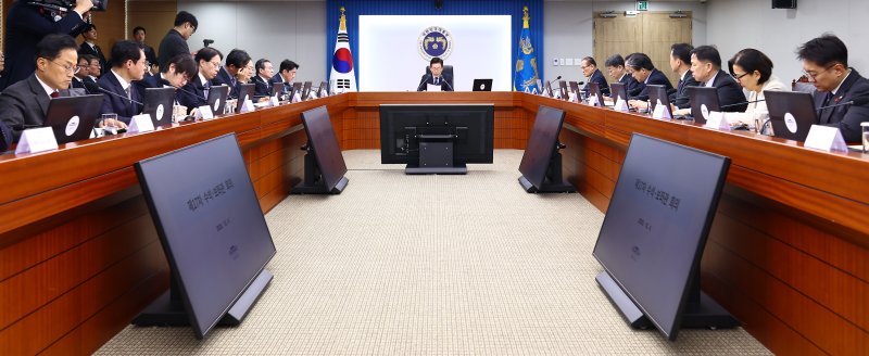 [서울=뉴시스] 고범준 기자 = 이재명 대통령이 4일 서울 용산 대통령실 청사에서 열린 수석보좌관회의에서 발언하고 있다. (대통령실통신사진기자단) 2025.12.04. bjko@newsis.com