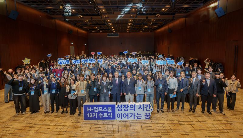 성 김 현대차그룹 전략기획담당 사장(맨 앞줄 왼쪽 열 번째)과 서창범 사단법인 점프 이사장(맨 앞줄 왼쪽 열한 번째)을 비롯한 봉사단원들이 4일 서울 서초구 가톨릭대학교 플렌티 컨벤션에서 열린 ‘대학생 교육봉사단 H-점프스쿨’ 12기 수료식에서 기념 촬영을 하고 있다. 현대차그룹 제공.