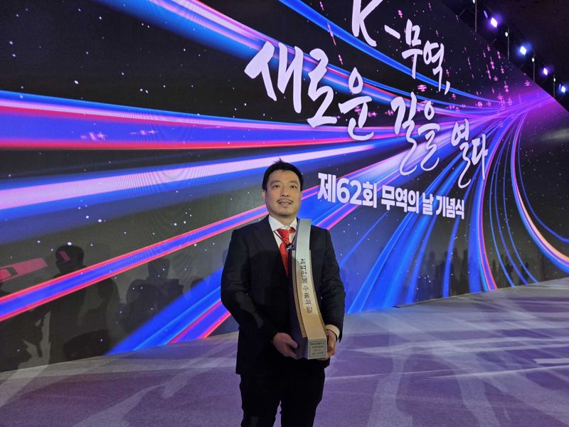 4일 서울 코엑스에서 열린 제 62회 무역의 날 행사에서 이정수 플리토 대표가 700만불 수출의 탑을 수상했다. 플리토 제공