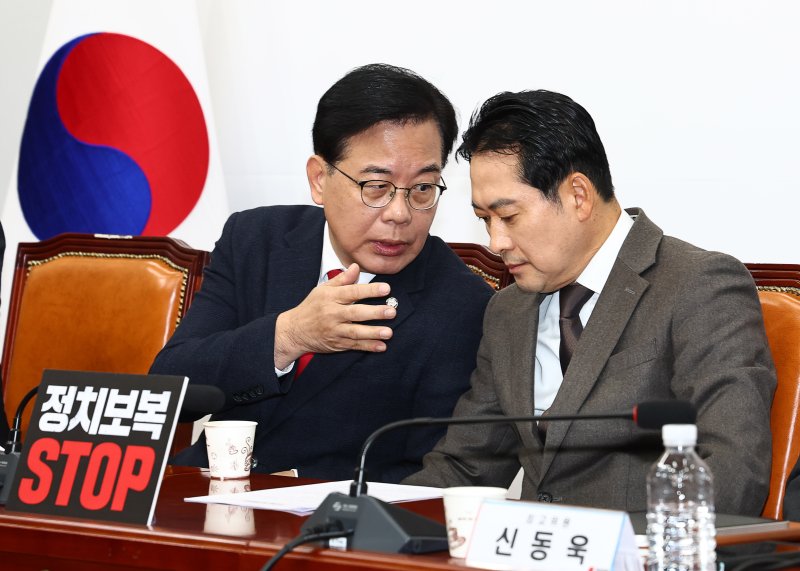 [서울=뉴시스] 김명년 기자 = 장동혁(오른쪽) 국민의힘 대표와 송언석 원내대표가 4일 오전 서울 여의도 국회에서 열린 최고위원회의에서 대화하고 있다. 2025.12.04. kmn@newsis.com