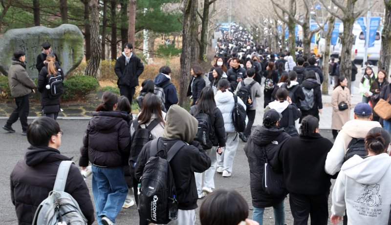 30일 서울 성북구 국민대학교에서 자연계 논술고사를 마친 수헙생들이 이동하고 있다. 2025.11.30/뉴스1 ⓒ News1 김명섭 기자