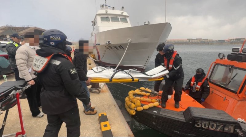 동해해경 경찰관들이 울릉도 뇌막염 응급환자를 경비함정으로 편승시키고 있다.(동해해경 제공, 재판매 및 DB 금지) 2025.12.4/뉴스1