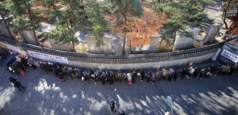 서울의 최저기온이 영하 10도 가까이 떨어지며 추운 날씨를 보인 4일 서울 종로구 탑골공원 원각사 노인 무료급식소를 찾은 어르신들이 식사를 위해 줄 서 있다. 2025.12.4/뉴스1 ⓒ News1 김진환 기자