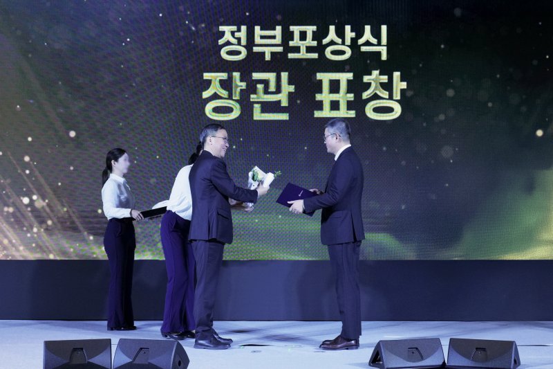 2일 더 플라자 호텔에서 열린 ‘2025 광고대회 유공광고인 정부포상식’에서 지원규 PTKOREA 대표가 문화체육관광부 장관 표창을 받고 있다.(PTKOREA 제공)