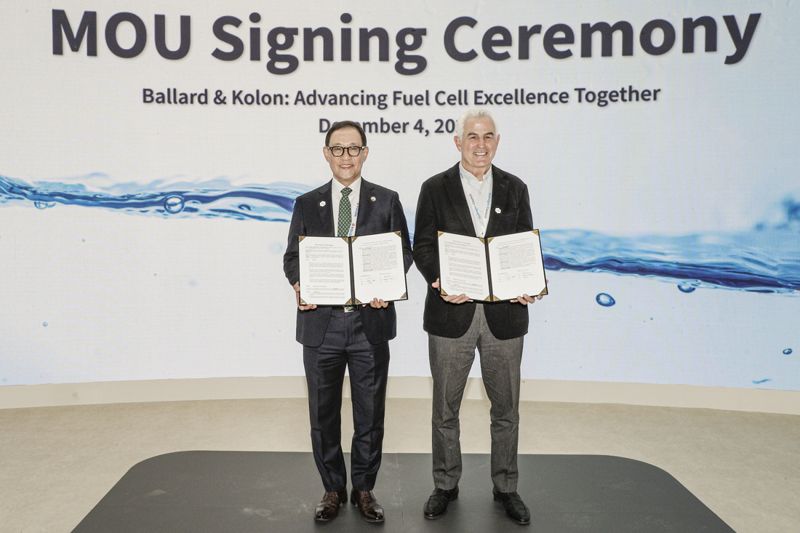 코오롱인더스트리 허성 사장(왼쪽)과 발라드 마티 니즈 최고경영자(CEO)가 4일 경기도 일산 킨텍스에서 업무협약을 맺고 기념사진을 찍고 있다. 코오롱인더스트리 제공