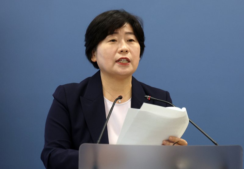 [서울=뉴시스] 김선웅 기자 = 내란특검팀 박지영 특검보가 10일 서울 서초구 서울고등검찰청에 위치한 내란 특검(특별검사 조은석)에서 브리핑을 하고 있다. 12.3 비상계엄 관련 내란·외환 사건을 수사하는 특검은 이날 브리핑에서 평양 무인기 침투 등 외환 의혹과 관련해 윤석열 전 대통령, 김용현 전 국방부 장관, 여인형 전 국군방첩사령관을 일반이적 및 직권남용 권리행사죄로 기소하고 김용대 전 드론작전사령관을 위계에 의한 공무집행 방해 및 허위공문서 작성 교사 등 혐의로 불구속기소했다고 밝혔다. 2025.11.10. mangusta@