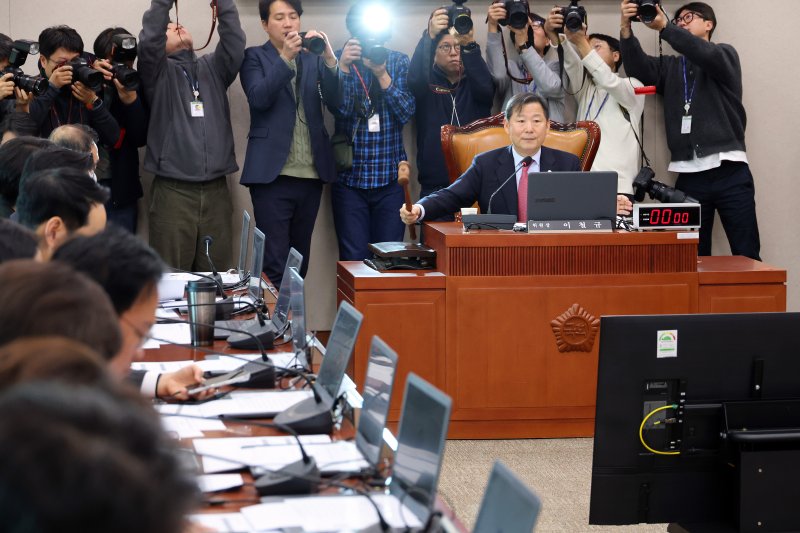 '주 52시간 예외 적용' 뺀 반도체특별법이 지난해 12월 여야 합의로 산업통상자원중소벤처기업위원회 전체회의를 통과하고 있다. 연합뉴스