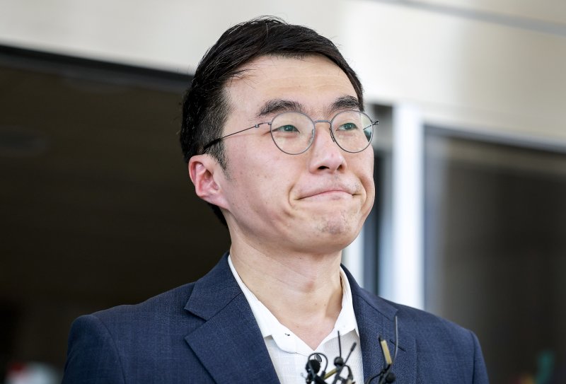 [서울=뉴시스] 정병혁 기자 = '허위 재산 신고'로 재판에 넘겨진 김남국 대통령실 국민디지털소통비서관이 21일 서울 양천구 서울남부지방법원에서 열린 항소심 선고를 마친 뒤 취재진 앞에서 생각에 잠겨 있다. 이날 서울남부지법 형사항소3-1부(임선지 조규설 유환우 부장판사)는 위계공무집행방해 혐의로 기소된 김 비서관에 대해 1심과 같이 무죄를 선고했다. 2025.08.21. jhope@newsis.com