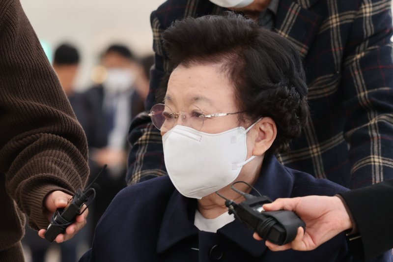 [서울=뉴시스] 권창회 기자 = 이배용 전 국가교육위원장이 지난달 13일 오전 서울 종로구 KT광화문빌딩 웨스트에 마련된 김건희 여사 관련 의혹을 수사하는 민중기 특별검사 사무실에 참고인 신분으로 출석하고 있다. 2025.11.13. kch0523@newsis.com