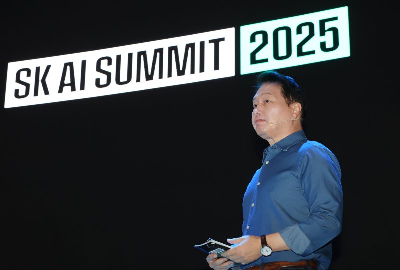 [서울=뉴시스] 홍효식 기자 = 최태원 SK그룹 회장이 3일 서울 강남구 코엑스에서 열린 'SK AI SUMMIT 2025'에서 Al NOW & NEXT를 주제로 기조연설 도중 객석을 바라보고 있다. 2025.11.03. yesphoto@newsis.com
