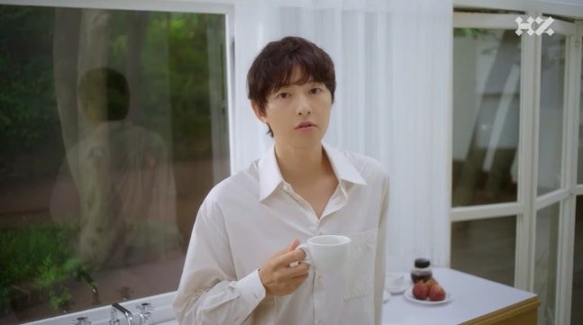 [서울=뉴시스] 배우 송중기가 하루 중 가장 행복한 순간에 대해 “아침 일찍 일어나 카푸치노를 타면서 계피 가루를 뿌릴 때”라며 “꿀을 살짝 넣어 마시면 그 순간이 행복하다"고 밝혔다. 2025.12.04. (사진= 하이지음스튜디오 유튜브 캡처) photo@newsis.com *재판매 및 DB 금지