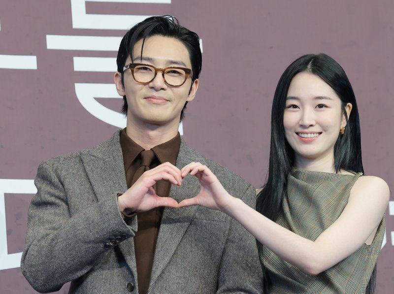 배우 박서준(왼쪽)과 원지안이 4일 오후 서울 구로구 더링크호텔에서 열린 JTBC 새 토일드라마 ‘경도를 기다리며’(극본 유영아/연출 임현욱) 제작발표회에 참석해 포즈를 취하고 있다. ‘경도를 기다리며’는 두 번의 연애를 하고 헤어진 이경도(박서준 분)와 서지우(원지안 분)가 불륜 스캔들 기사를 보도한 기자와 스캔들 주인공의 아내로 재회해 짠하고 찐하게 연애하는 로맨스 작품이다. 2025.12.4/뉴스1 ⓒ News1 권현진 기자