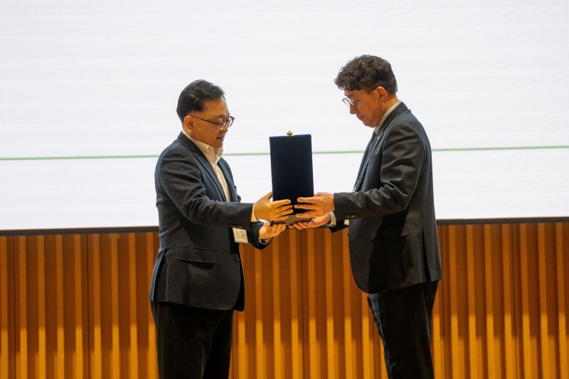 [서울=뉴시스] 지난 2일 서울시 중구 서울시청 본관 8층 다목적홀에서 열린 '2025년 주거안심동행 민관협력사업 성과공유회'에서 이상규 서울보증보험 경영기획본부장(오른쪽), 김성보 서울시 행정2부시장(왼쪽)이 기념촬영을 하고 있다. (사진=SGI서울보증 제공) 2025.12.04. photo@newsis.com *재판매 및 DB 금지