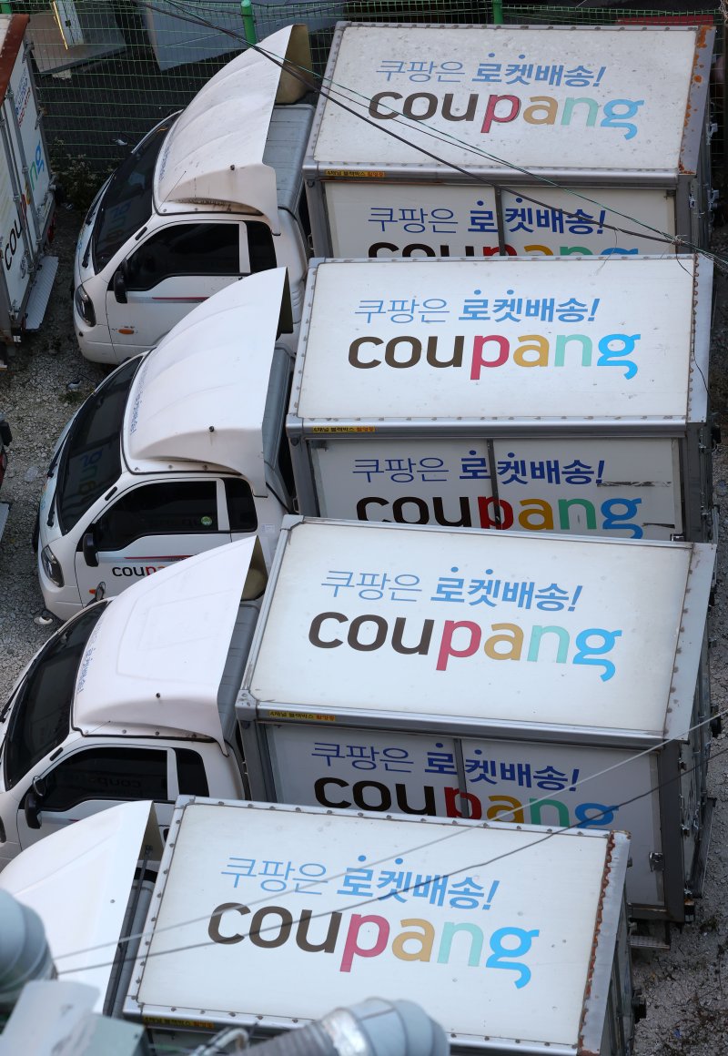 [서울=뉴시스] 홍효식 기자 = 쿠팡 대규모 개인정보 유출 사태로 논란이 이어지는 4일 서울 시내 한 차고지에 쿠팡 배송 차량이 주차돼 있다.온라인상에서 비정상 로그인 시도, 해외 결제 승인 알림, 스미싱 문자 수신 등 2차 피해 사례가 잇따르면서 소비자 불안감이 커져 쿠팡 서비스를 중단하거나 계정을 삭제하려는 소비자들이 늘고 있다. 업계에 따르면 쿠팡 사태 이후 온라인 자영업자 커뮤니티를 중심으로 주문 감소를 호소하는 글이 잇따르고 있다. 또한 한국어로 서비스되는 쿠팡 플랫폼 뒤에 중국인을 포함한 외국인 개발 인력들이 있었다는 사