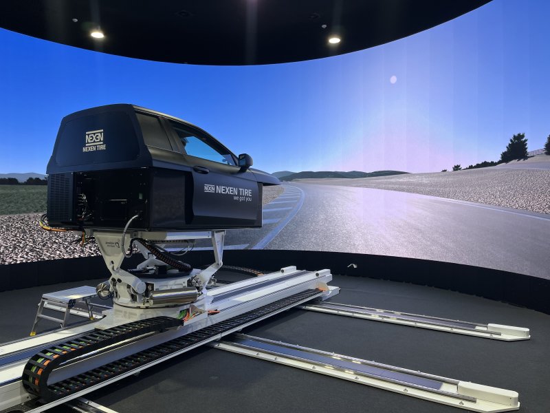 3일 서울 마곡에 위치한 넥센타이어 중앙연구소 '더넥센유니버시티'에서 회사가 지난 8월 국내 자동차 업계 최초로 도입한 고성능 드라이빙 시뮬레이터가 스페인 대표 자동차 성능시험장 이디아다 트랙을 보여주고 있다. 2025.12.03/뉴스1 김성식 기자