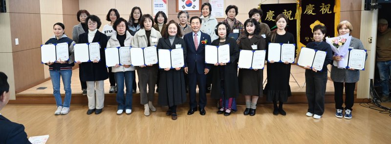 [창녕=뉴시스] 수료자, 관계자 등이 단체 기념촬영을 하고 있다. (사진= 창녕군 제공) 2025.12.04. photo@newsis.com *재판매 및 DB 금지