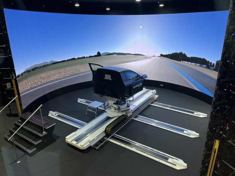 3일 서울 마곡에 위치한 넥센타이어 중앙연구소 '더넥센유니버시티'에서 회사가 지난 8월 국내 자동차 업계 최초로 도입한 고성능 드라이빙 시뮬레이터가 스페인 대표 자동차 성능시험장 이디아다 트랙을 보여주고 있다. 2025.12.03/뉴스1 김성식 기자