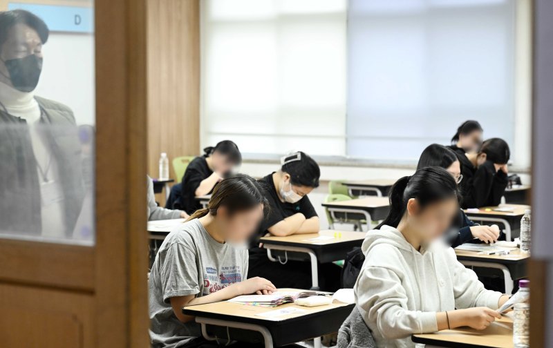 [부산=뉴시스] 하경민 기자 = 2026학년도 대학수학능력시험일인 11월 13일 부산 연제구 연제고등학교에 마련된 시험장에서 고3 수험생들이 차분하게 시험을 준비하고 있다. 이날 부산에서는 수능 지원자 2만8883명이 62개 고사장에서 시험에 응시한다. (공동취재) 2025.11.13. yulnetphoto@newsis.com