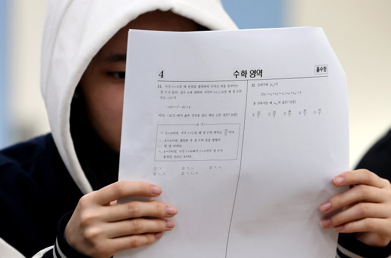 [대구=뉴시스] 이무열 기자 = 11월 14일 대구 수성구 정화여자고등학교 3학년 교실에서 수험생들이 전날 치른 2026학년도 대학수학능력시험 가채점을 하고 있다. 2025.11.14. lmy@newsis.com /사진=뉴시스