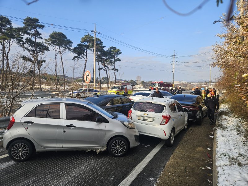 전북 고창군 성송면 교차로 램프 구간에서 발생한 교통 사고 현장. (고창소방 제공. 재판매 및 DB 금지)