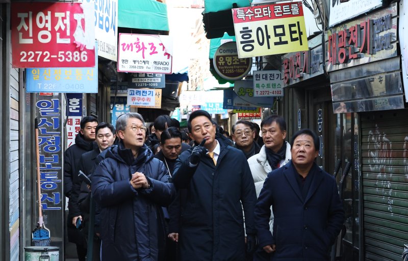 [서울=뉴시스] 최진석 기자 = 오세훈 서울시장이 4일 오전 서울 종로구 세운지구를 찾아 현장을 살펴보고 있다. 2025.12.04. myjs@newsis.com