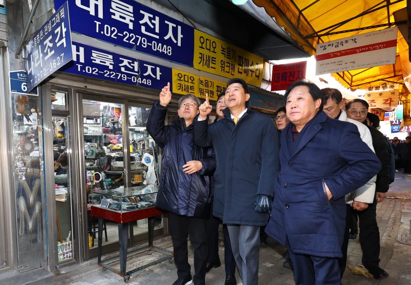 [서울=뉴시스] 최진석 기자 = 오세훈 서울시장이 4일 오전 서울 종로구 세운지구를 찾아 현장을 살펴보고 있다. 2025.12.04. myjs@newsis.com