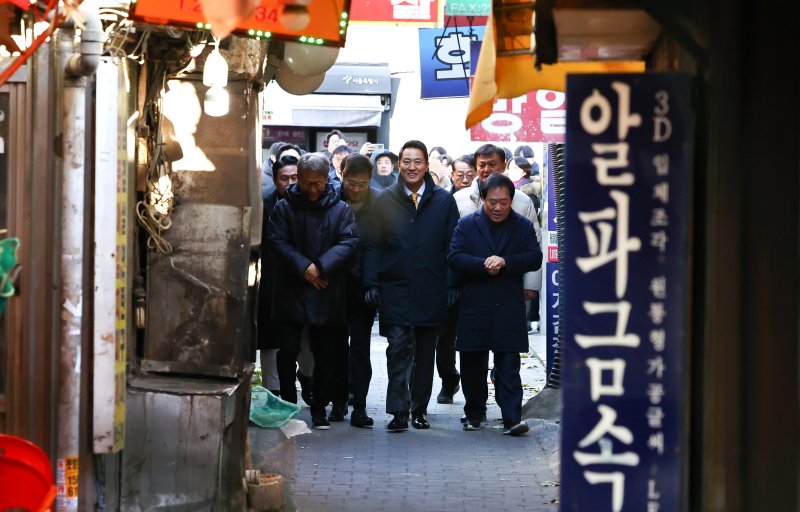 [서울=뉴시스] 최진석 기자 = 오세훈 서울시장이 4일 오전 서울 종로구 세운지구를 찾아 현장을 살펴보고 있다. 2025.12.04. myjs@newsis.com