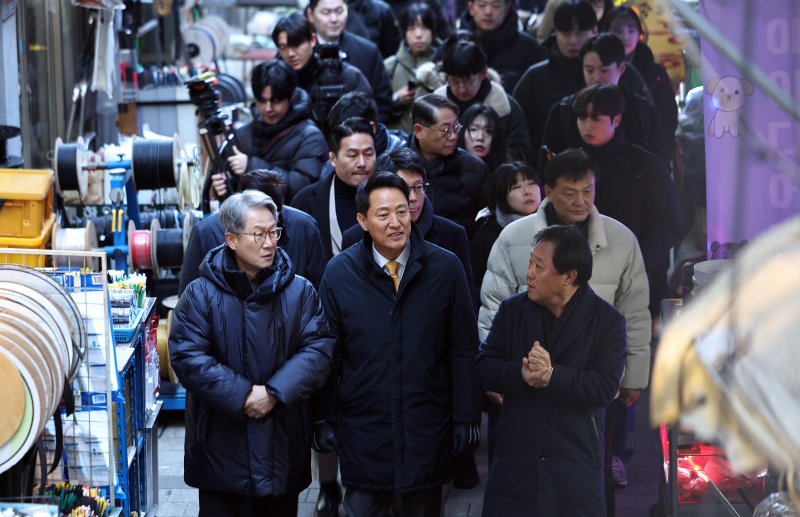[서울=뉴시스] 최진석 기자 = 오세훈 서울시장이 4일 오전 서울 종로구 세운지구를 찾아 현장을 살펴보고 있다. (공동취재) 2025.12.04. photo@newsis.com *재판매 및 DB 금지