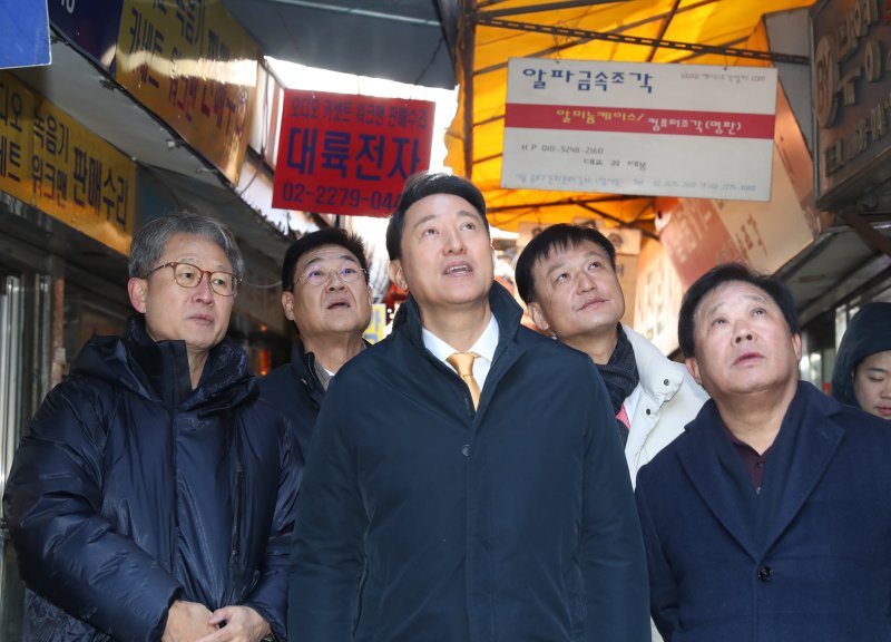 [서울=뉴시스] 최진석 기자 = 오세훈 서울시장이 4일 오전 서울 종로구 세운지구를 찾아 현장을 살펴보고 있다. (공동취재) 2025.12.04. photo@newsis.com *재판매 및 DB 금지