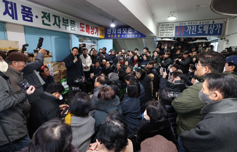 [서울=뉴시스] 최진석 기자 = 오세훈 서울시장이 4일 서울 종로구 세운상가에서 세운재정비 촉진지구 정비사업 관련 주민들과 간담회를 갖고 있다. (공동취재) photo@newsis.com *재판매 및 DB 금지