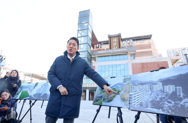 [서울=뉴시스] 최진석 기자 = 오세훈 서울시장이 4일 오전 서울 종로구 세운상가에서 세운지구 재개발 관련 백브리핑을 하고 있다. (공동취재) 2025.12.04. photo@newsis.com *재판매 및 DB 금지