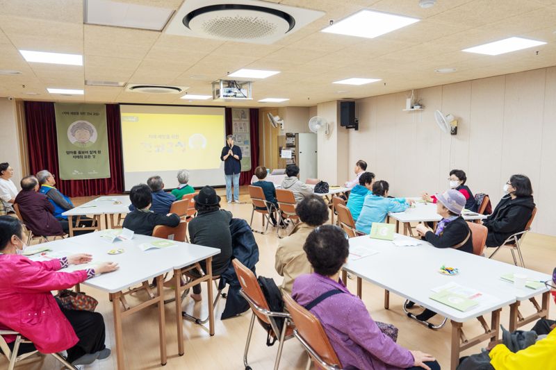 SK케미칼이 운영한 ‘건뇌교실’에서 지역 어르신들이 치매 예방 교육에 참여하고 있다. SK케미칼제공