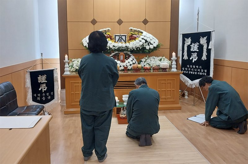 대덕구가 무연고 사망자 공영장례를 진행하고 있다.(대덕구 제공. 재판매 및 DB금지)/뉴스1