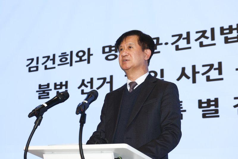 [서울=뉴시스] 김근수 기자 = 김건희 여사 의혹을 수사하는 민중기 특별검사팀의 박노수 특검보가 4일 서울 종로구 KT광화문빌딩 웨스트에 마련된 사무실에서 브리핑을 하고 있다. 2025.12.04. ks@newsis.com