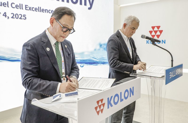 코오롱인더스트리는 4일 캐나다 수소연료전지기업 발라드(Ballard Power Systems)와 수소사업 협력을 위한 MOU를 체결했다 사진 왼쪽은 허성 코오롱인더스트리 사장, 오른쪽은 마티 니즈 (Marty Neese) 발라드 CEO (사진제공 = 코오롱인더스트리)