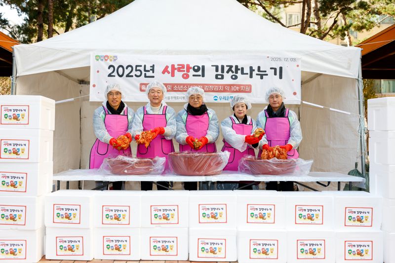 서울주택도시개발공사(SH)는 3일 서울 성북구 장월SH빌에서 겨울맞이 김장 김치 나눔을 진행했다. 왼쪽부터 심우섭 SH 기획경영본부장, 김태수 서울시의회 주택공간위원회 위원장, 황상하 SH 사장, 김영준 SH 주거복지본부장. SH 제공