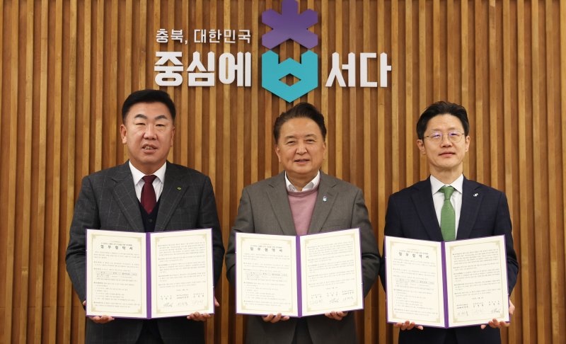 [청주=뉴시스] 김영환(가운데) 충북지사와 이범석(왼쪽) 청주시장, 이상욱 한국토지주택공사 사장직무대행이 4일 청주시 상당구 문화동 충북도청 여는마당에서 K-바이오스퀘어 부지 매매 협약을 체결한 뒤 기념촬영하고 있다.(사진=충북도 제공) 2025.12.04. photo@newsis.com *재판매 및 DB 금지