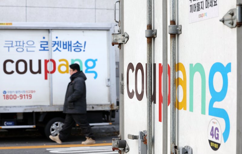 서울 한 쿠팡 물류센터 앞에 쿠팡카(쿠팡 배송트럭)들이 주차돼 있는 모습. 뉴스1